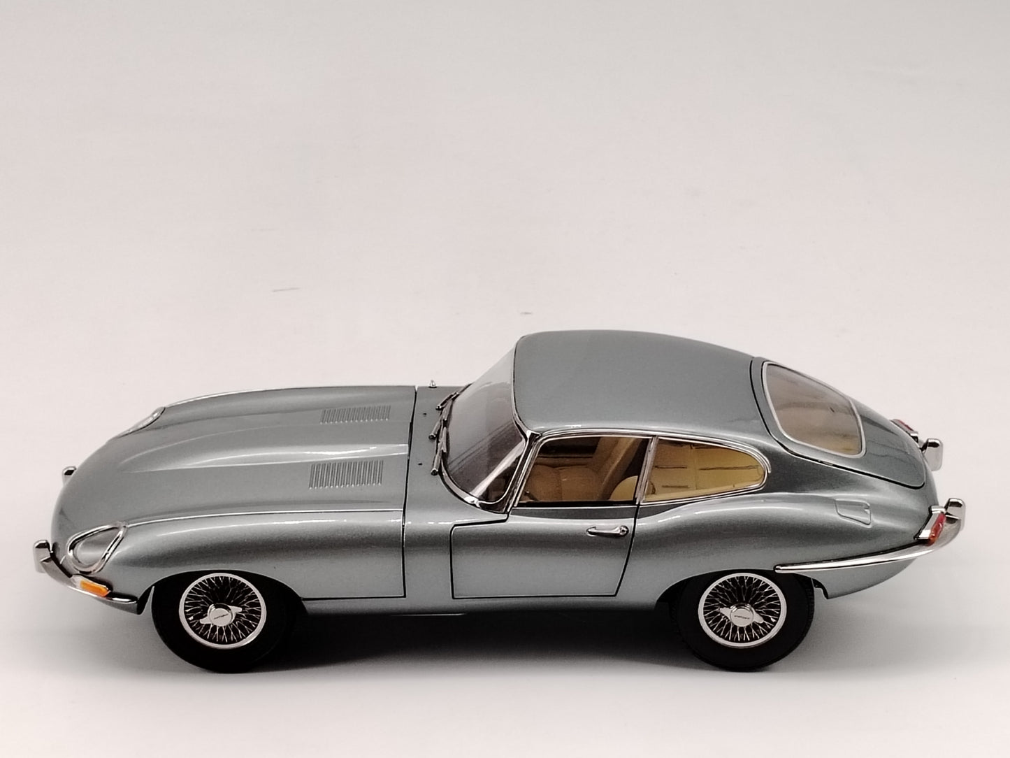 Kyosho 1/18 Jaguar E TYPE alloy simulation model car birthday gift ornaments