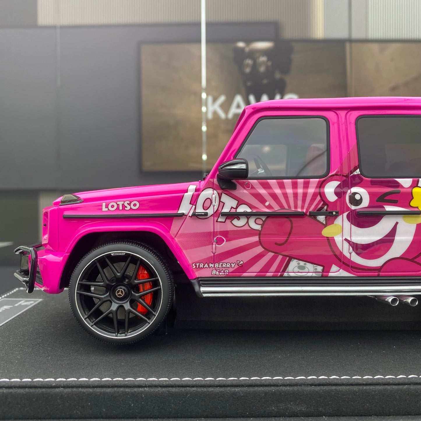 Vehicle Art 1/18 Mercedes-Benz G63 AMG Strawberry Bear Painted Resin Sealed Car Model