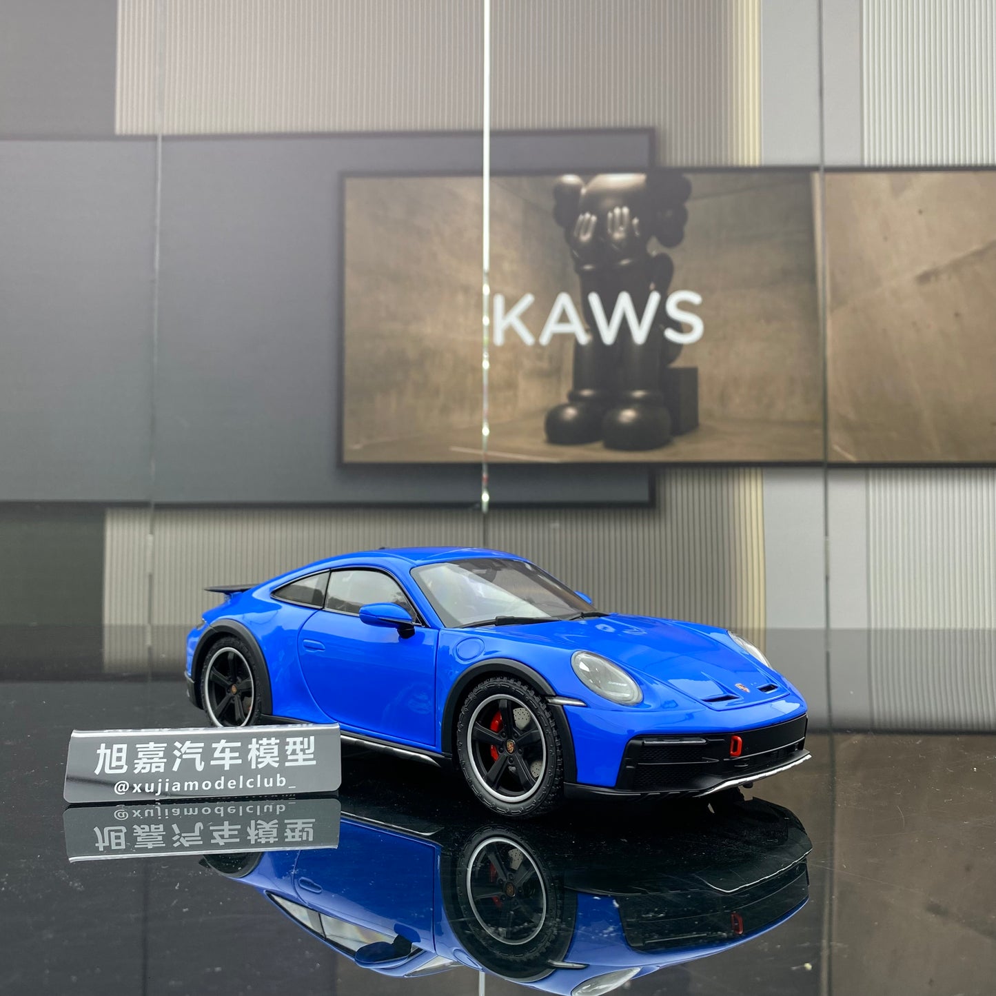 minichamps 1/18 Porsche 911 DAKAR BLUE WITH ROOF RACK alloy car model