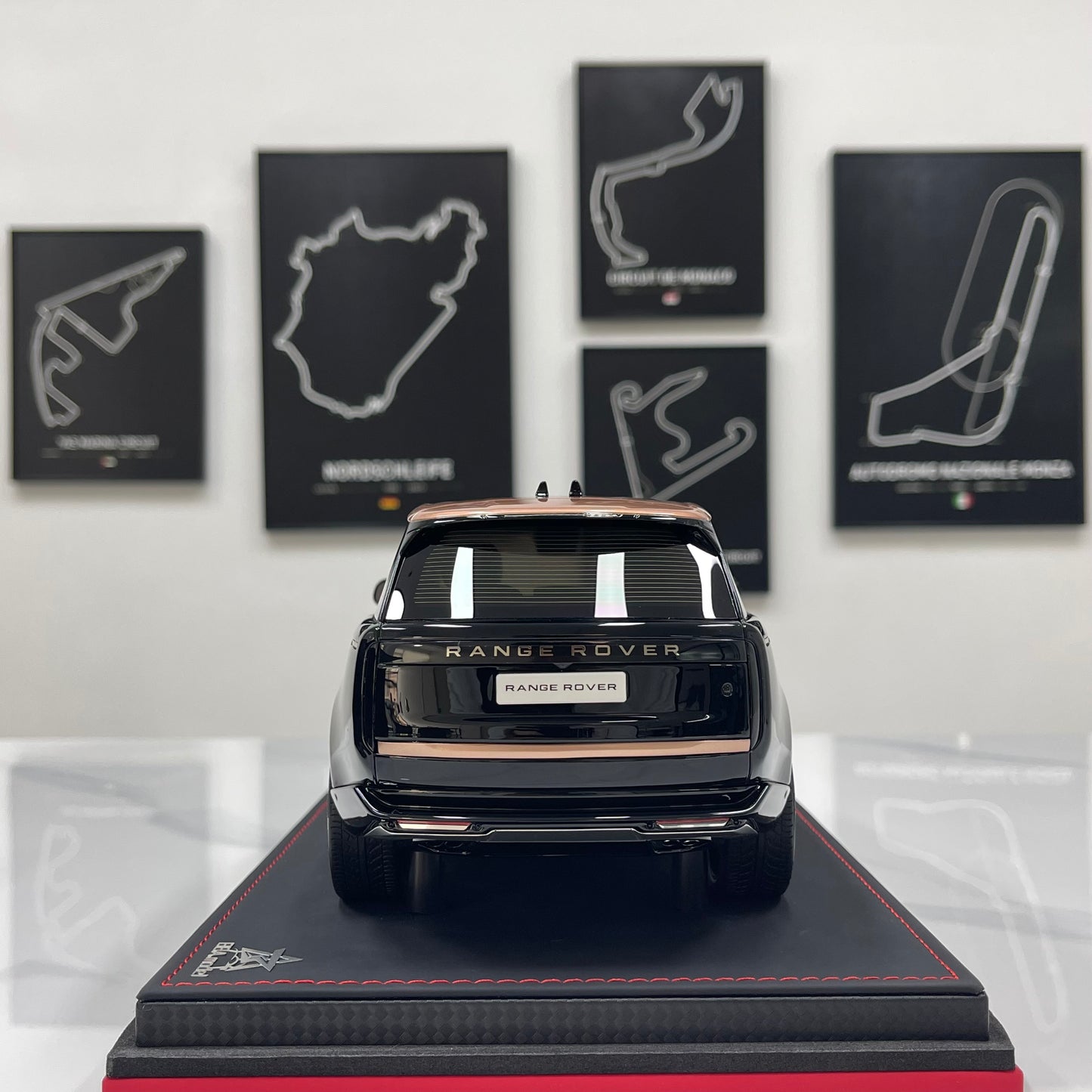 BBA MODEL 1:18 Land Rover Range Rover Autobiography — Black & Gold