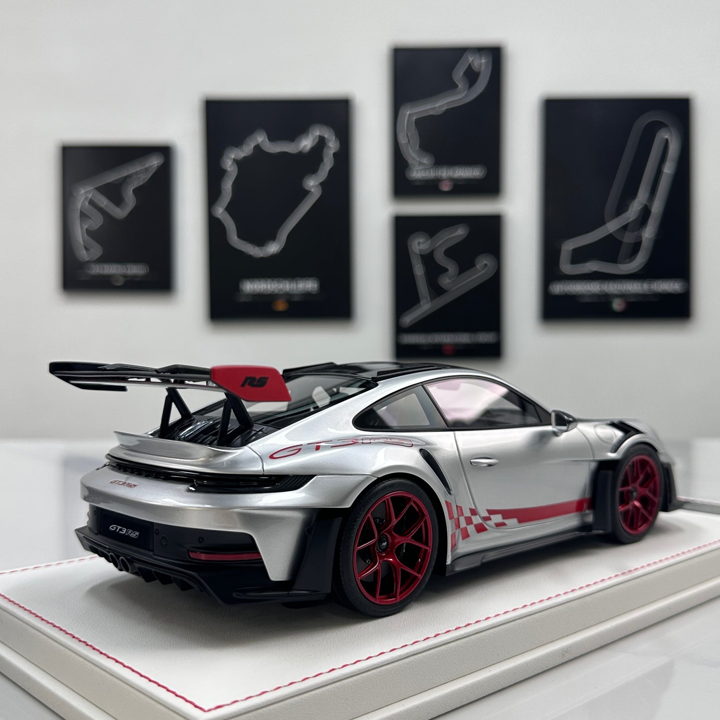 GH MODEL 1/18 Porsche 992 GT3RS Red Seals/GT Silver Limited Edition Model Car