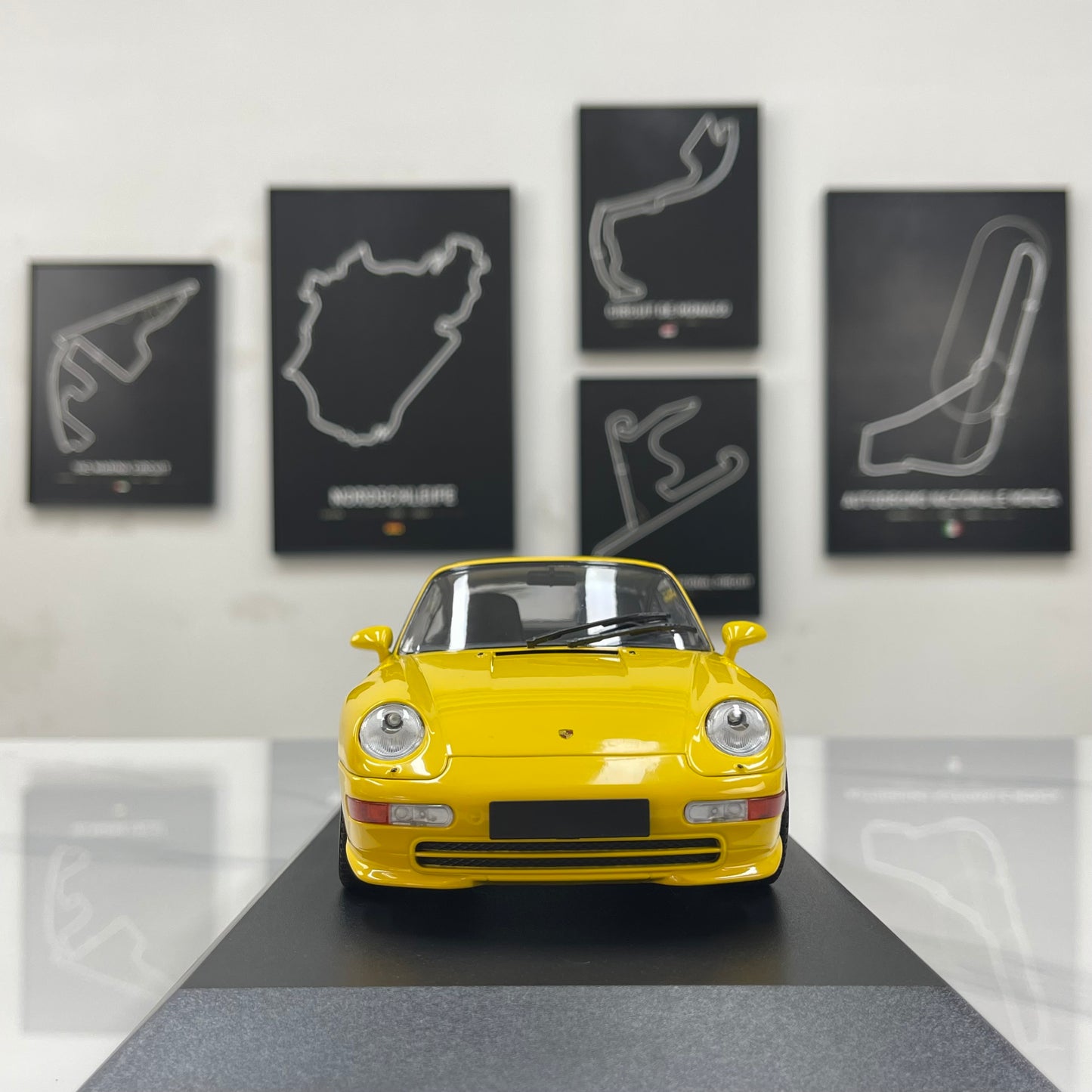 MINICHAMPS 1/18 Porsche 911 RS (993) - 1994 Yellow 155061120
