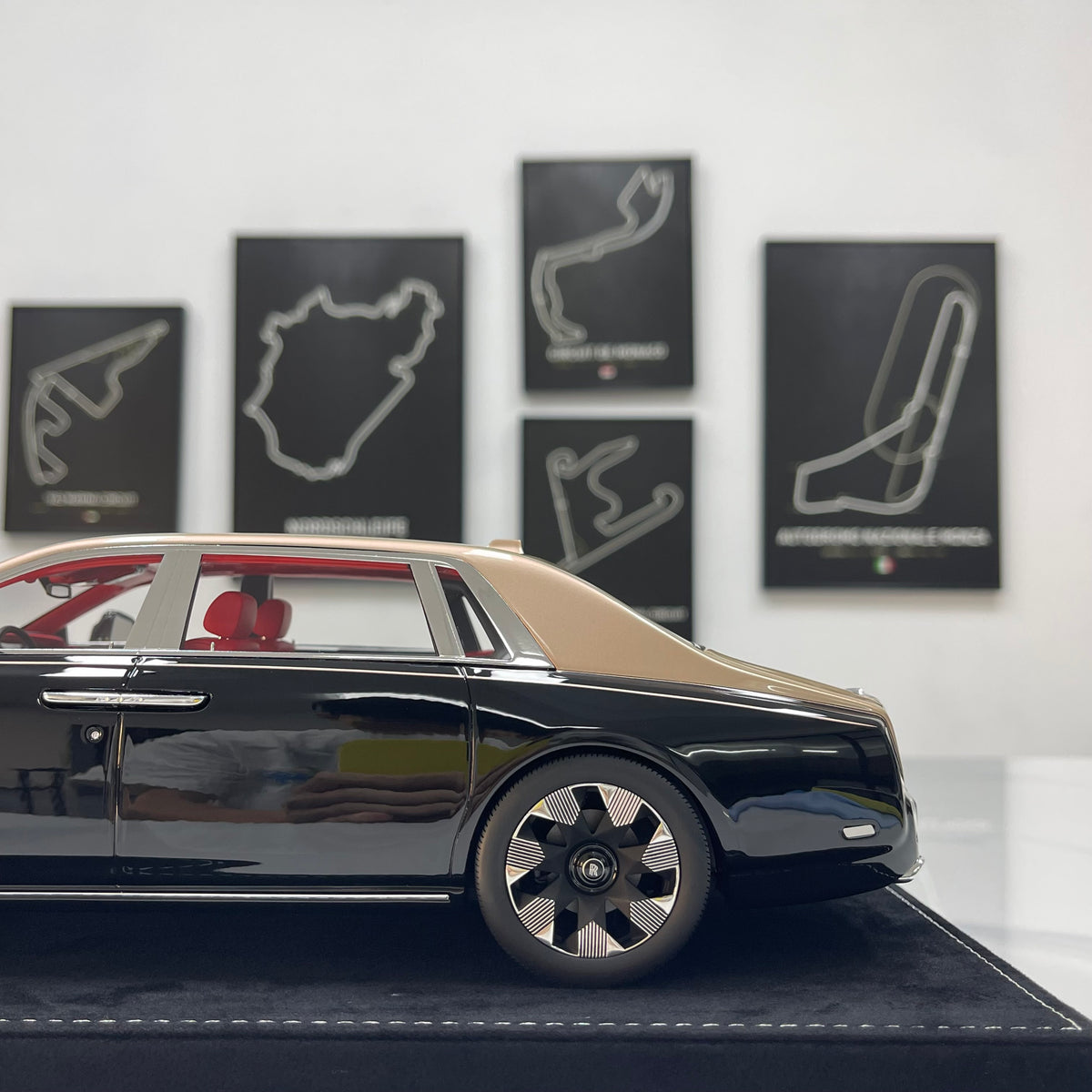 HH Model 1/18 Rolls-Royce Phantom Series II – Diamond Black/Champagne Gold (HH736)