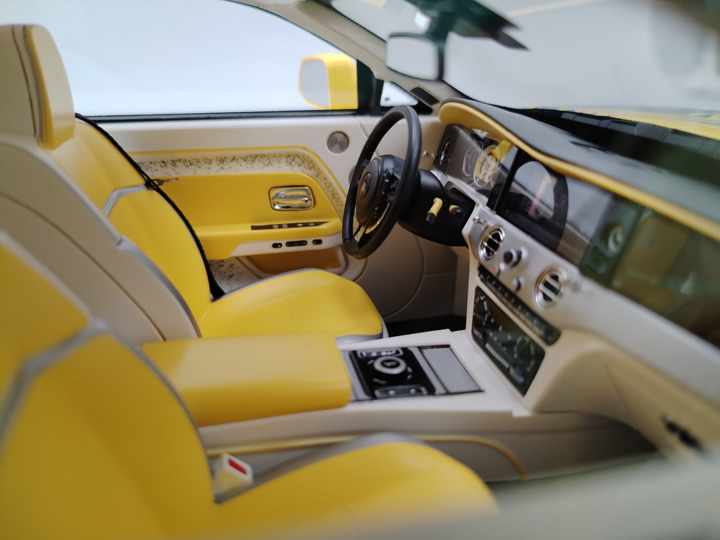 HH Model 1/18 Rolls-Royce Spectre with Bright Yellow Light Signals - Simulated Car Model Decoration