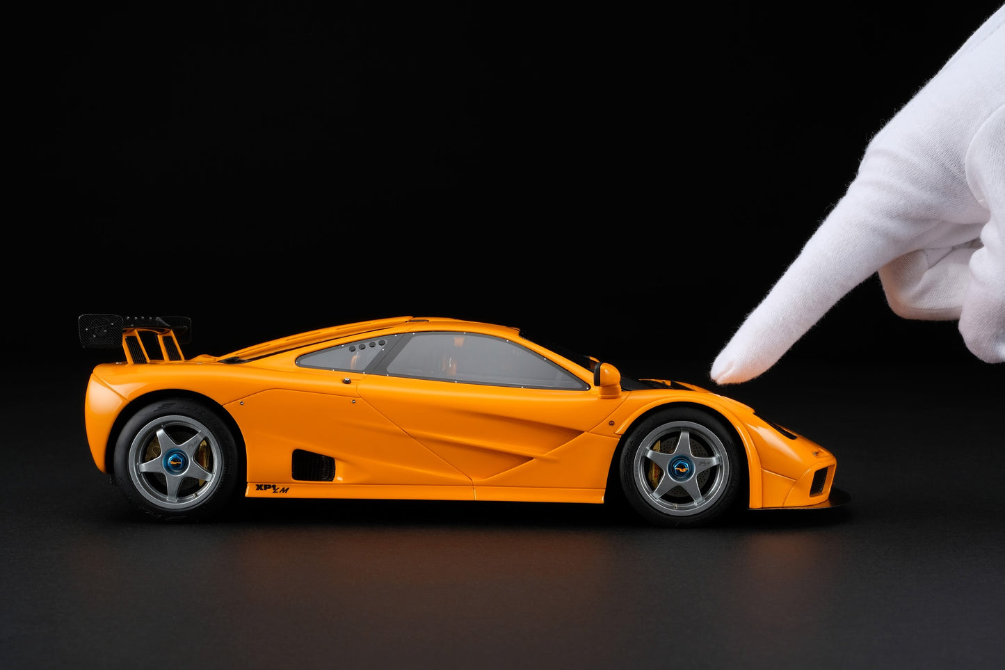Amalgam 1/18 McLaren F1LM yellow simulation car model birthday gift ornament
