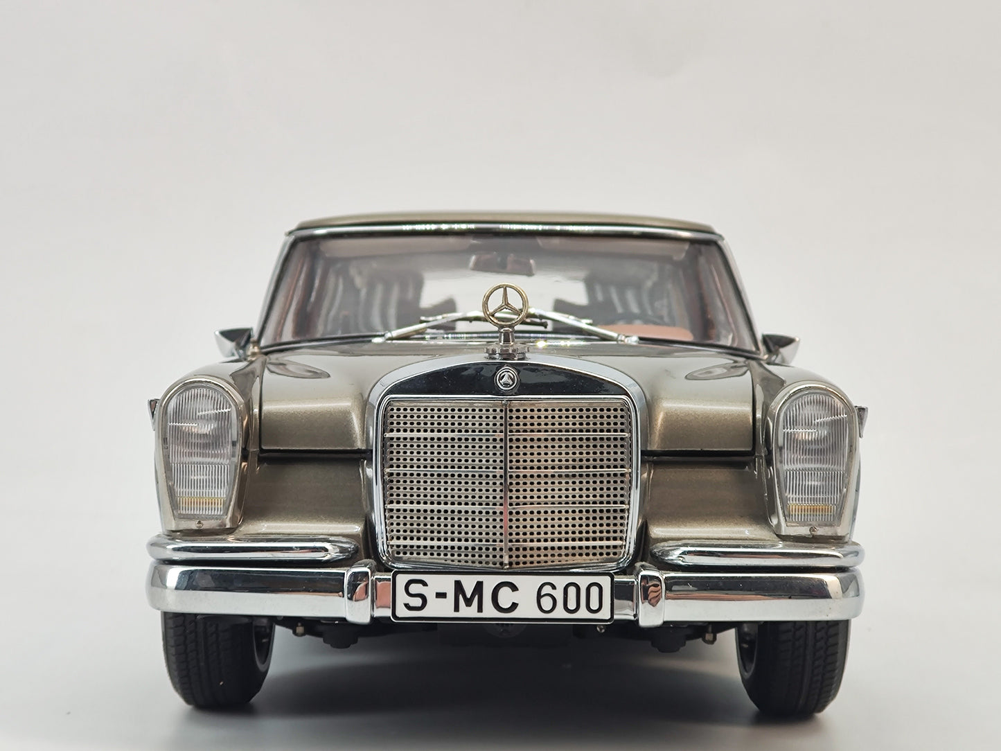 CMC 1/18 Mercedes-Benz Pullman Gold Sunroof Edition Alloy Simulation Car Model Birthday Gift Ornaments