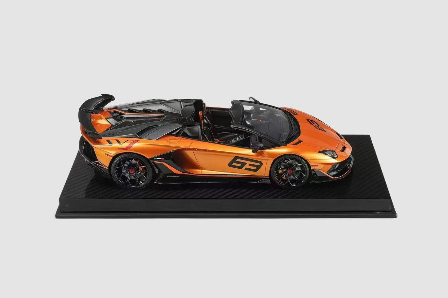 Runner & UU 1/18 Lamborghini SVJ Aventador