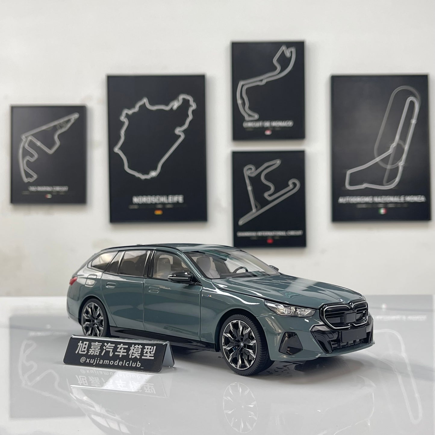 MINICHAMPS 1/18 BMW i5 M60 Touring 2024 Metallic Green 110023600
