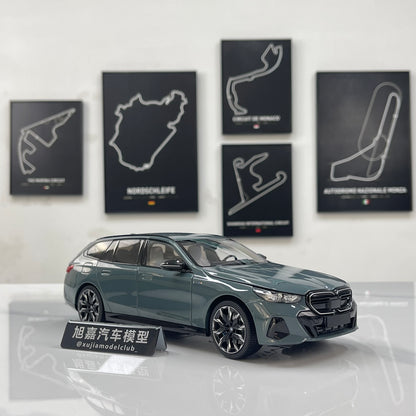 MINICHAMPS 1/18 BMW i5 M60 Touring 2024 Metallic Green 110023600