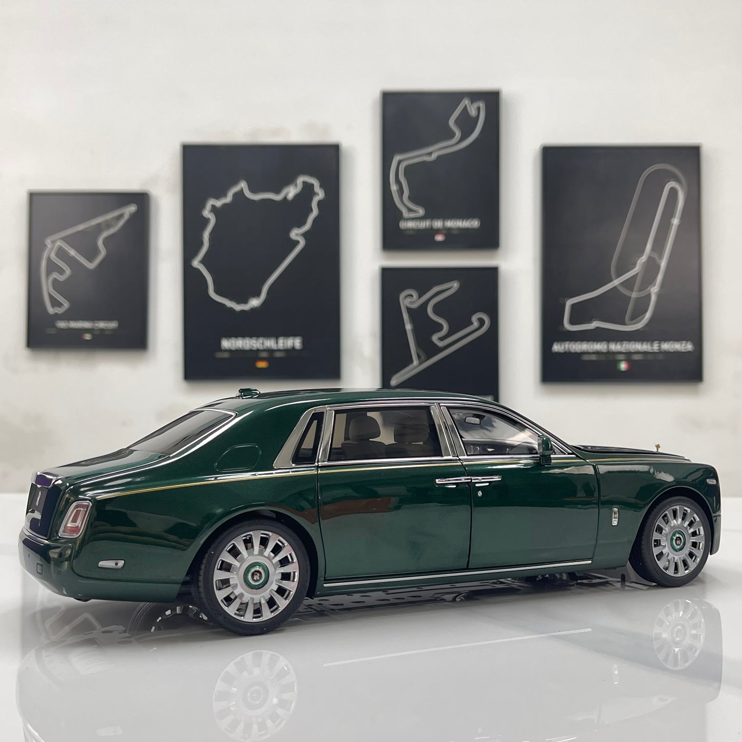ZP 1/18 Rolls-Royce Phantom VIII (Gold Badge/Luggage Set Edition) – Peninsula Green (ZP117)
