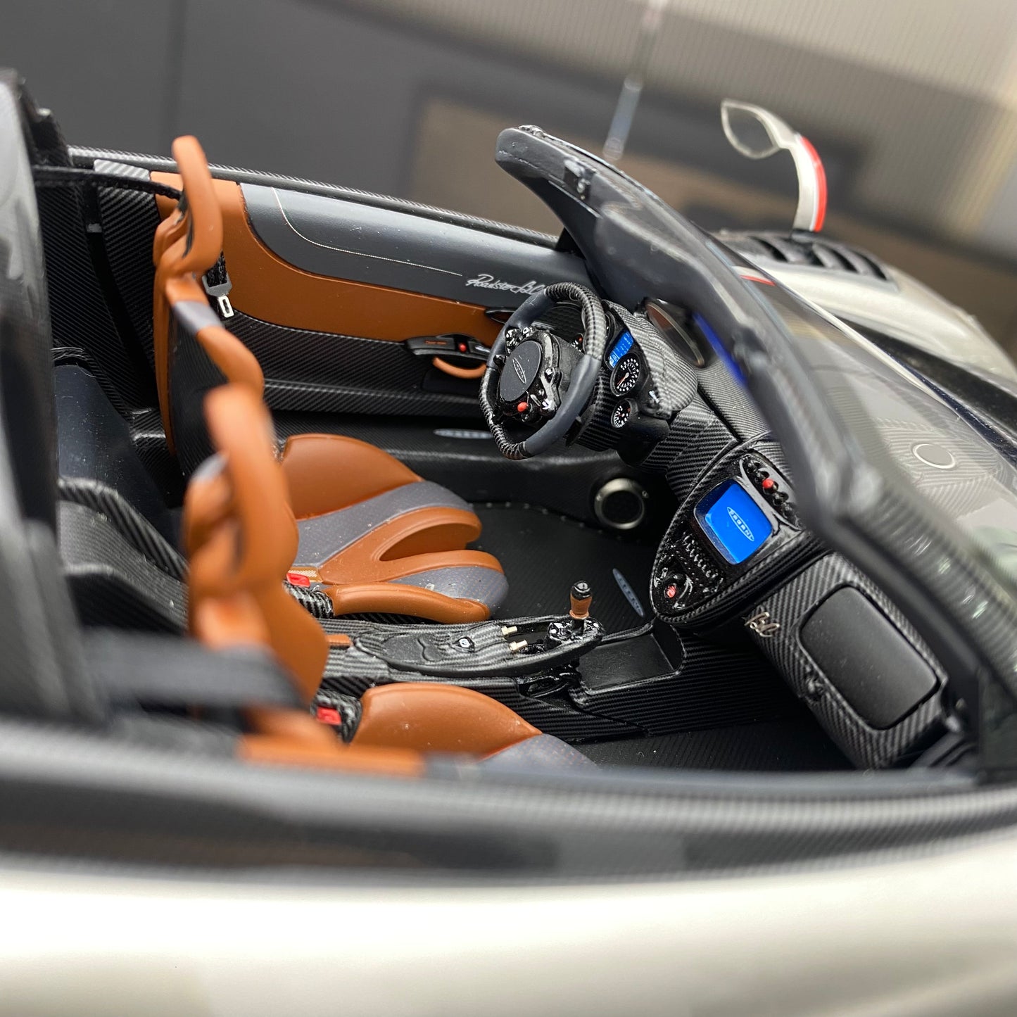 Adorno de coche de edición limitada Pagani Huaya BC #20 Silver Convertible a escala 1/18 de BBR