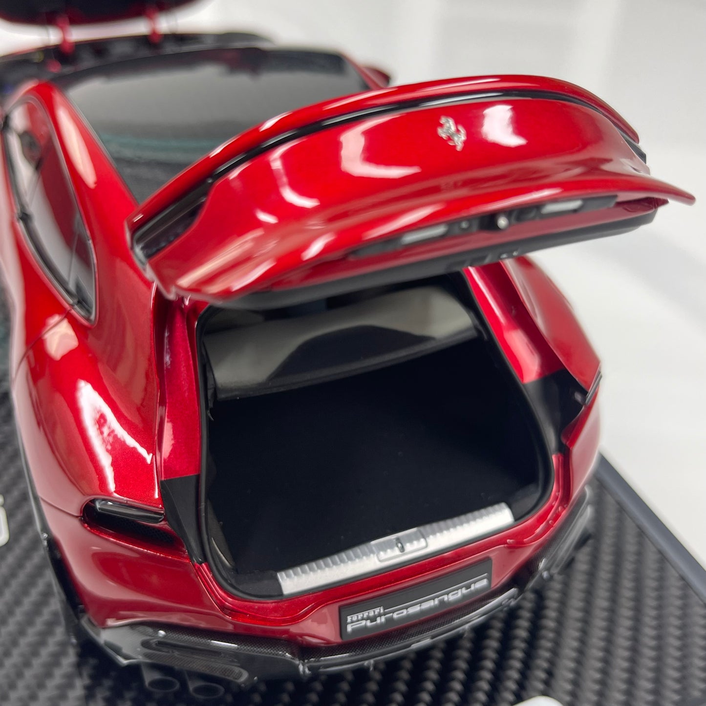 BBR 1/18 Ferrari Pursangue, black top, carbon fiber base metallic red HE180052BCH