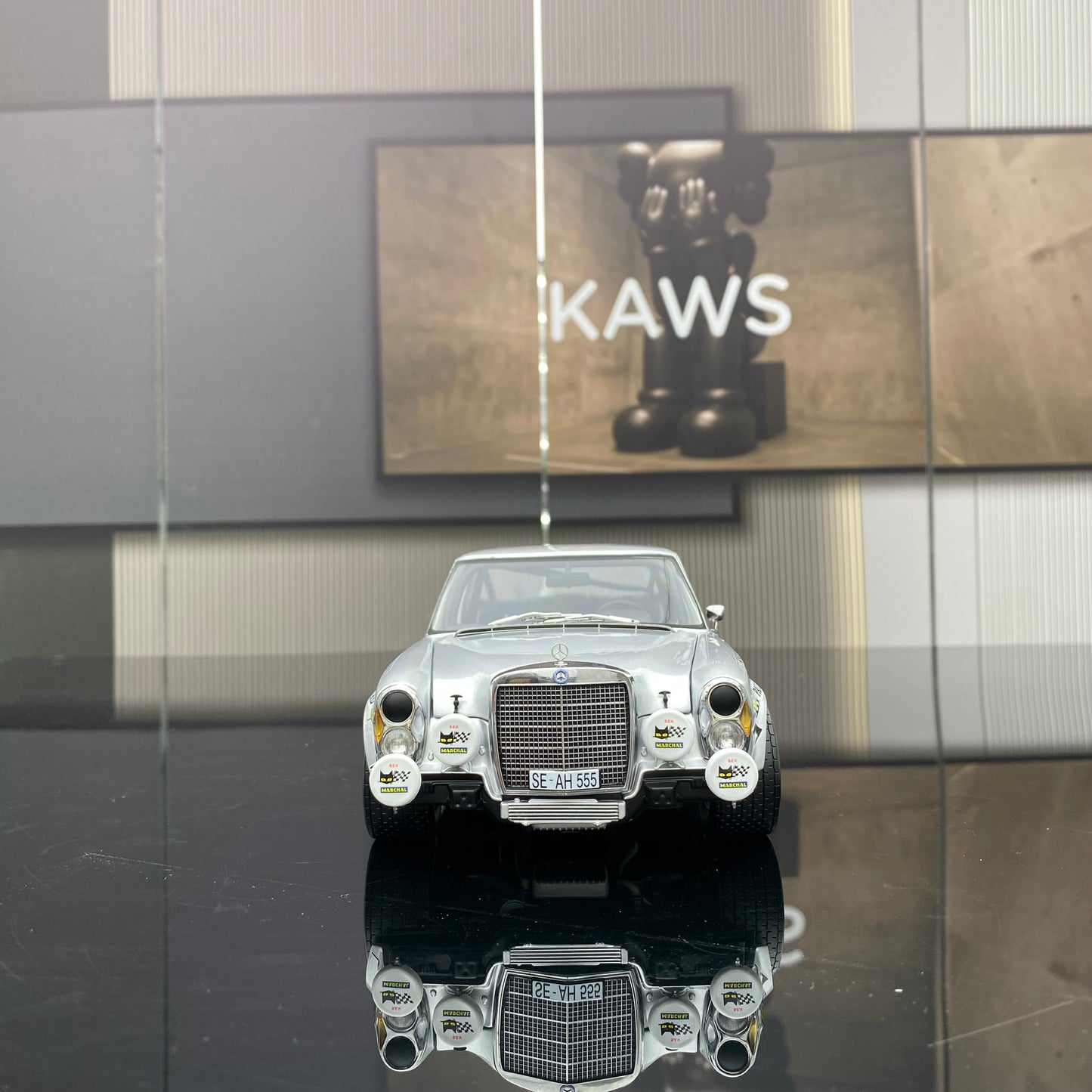Minichamps 1/18 Benz 300SEL 6.8AMG Red Pig - Modelo de coche de resina, regalo de colección