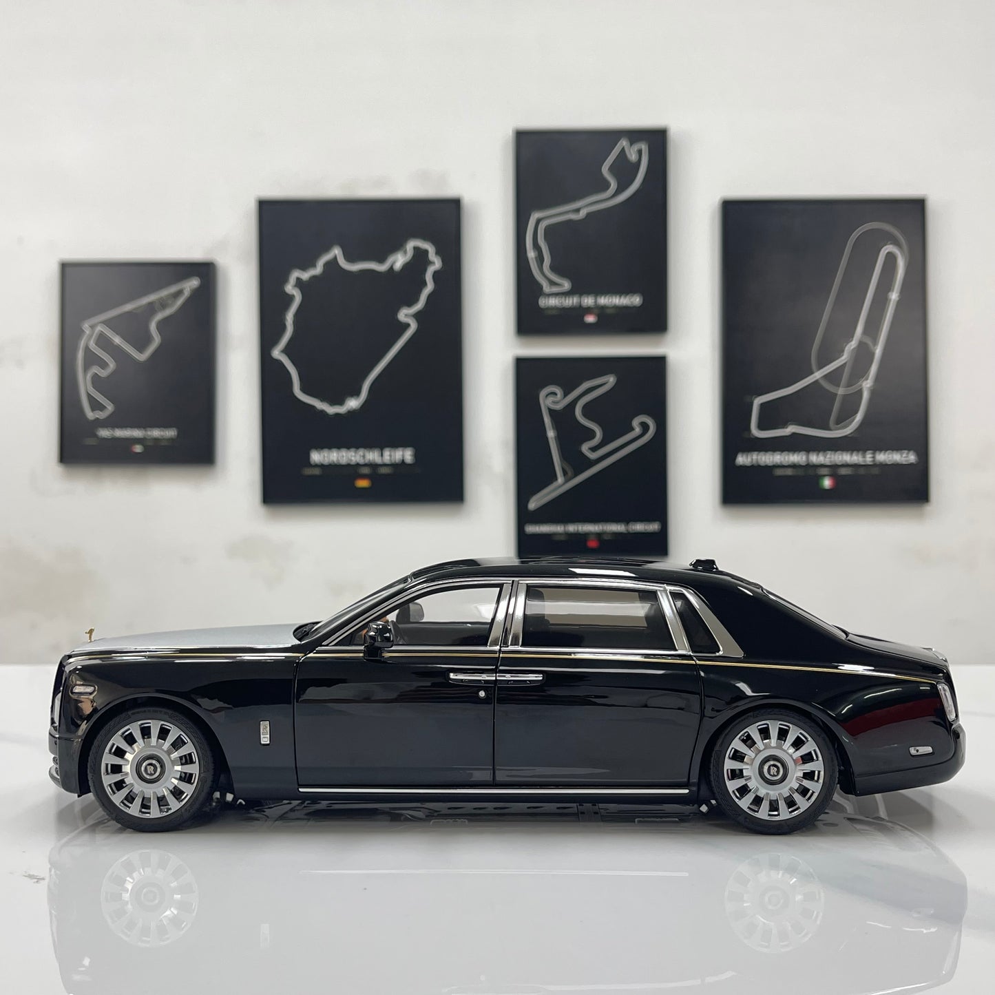 ZP 1/18 Rolls-Royce Phantom VIII (Gold Badge & Luggage Set Edition) – Pearl Black / Silver Roof (ZP115)