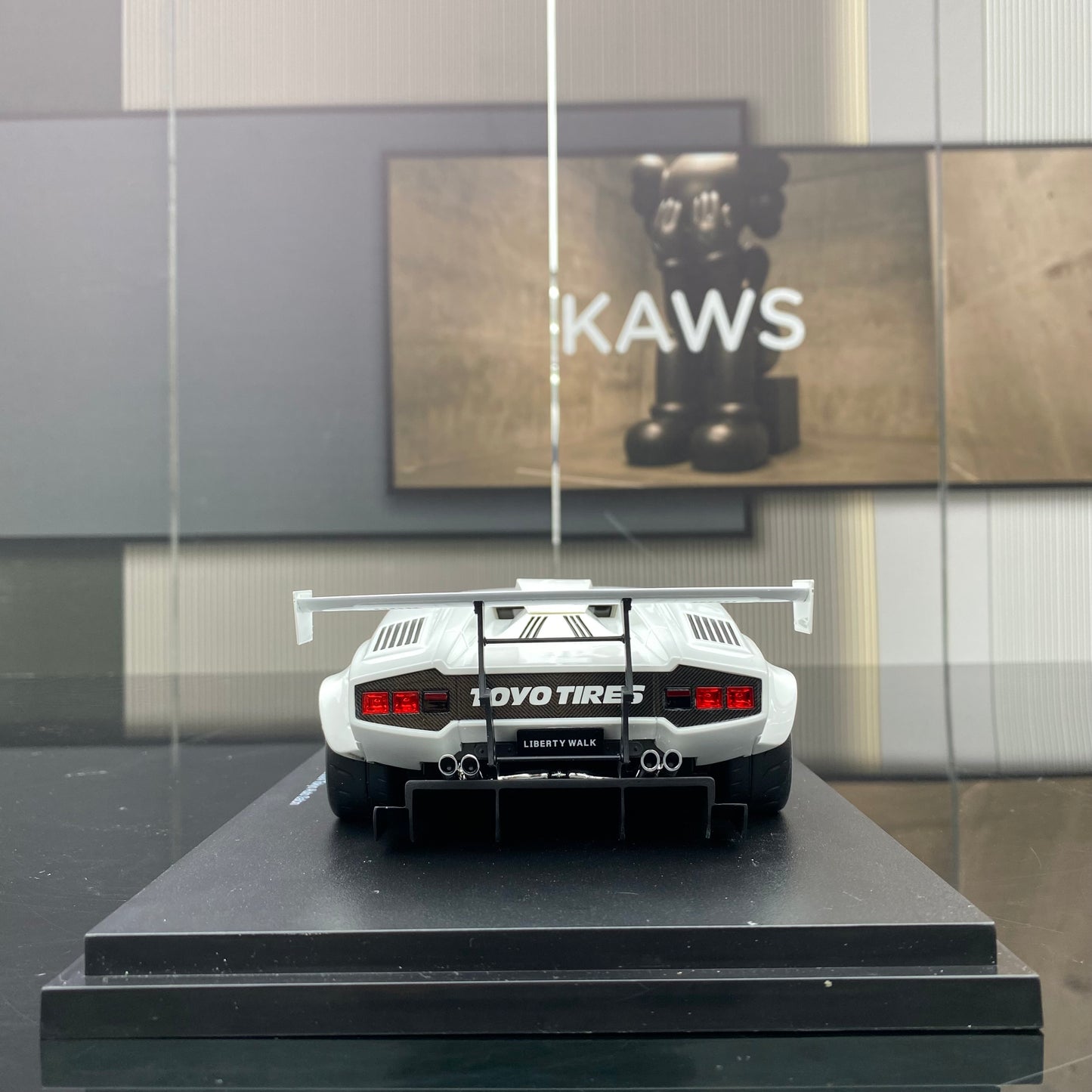 TOPSPEED 1/18 Lamborghini Countach LB-WORKS White Simulation Car Model