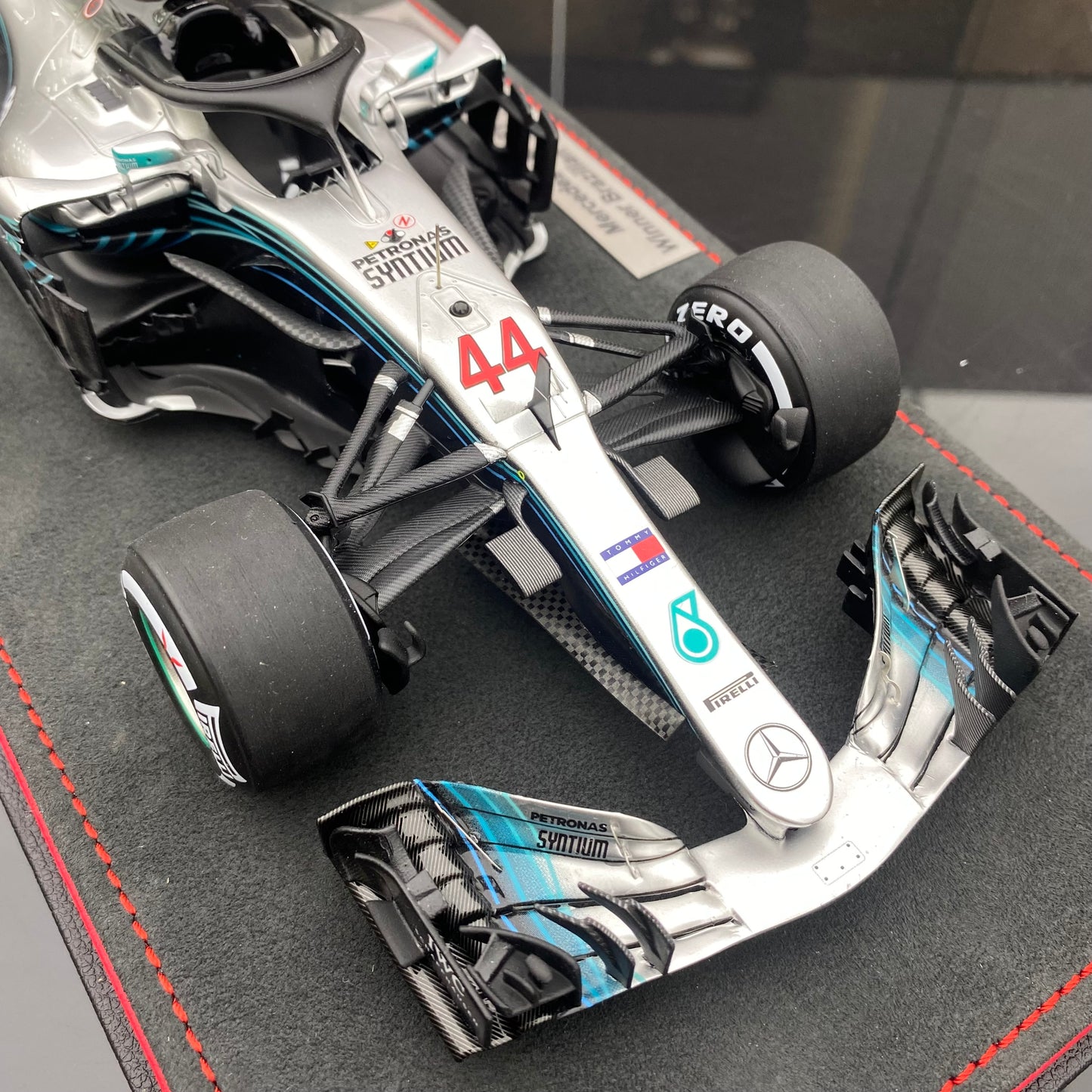 Spark 1/18 Mercedes-AMG F1 Team W09 2018 Brazil Grand Prix Victory No. 44 Hamilton Buonarte Special Edition Silver Paint Simulation Car Model