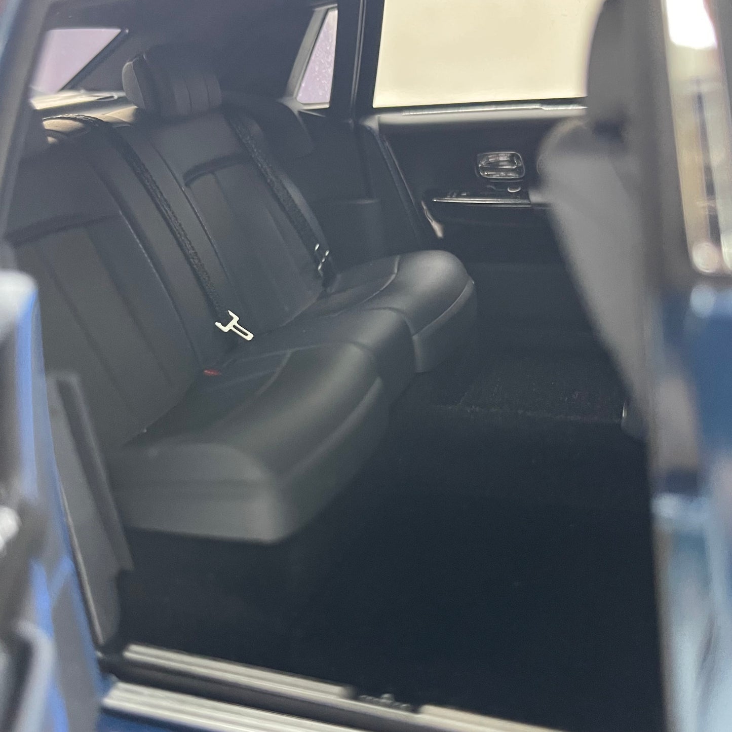 ZP 1/18 Rolls-Royce Phantom VIII (Gold Badge / Leather Suitcase Edition) – Pikes Peak Blue (ZP118)