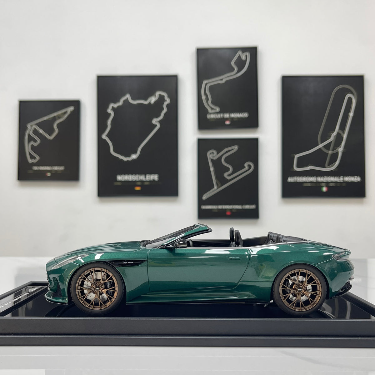 MOTORHELIX 1/18 Aston Martin DB12 Volante (Convertible) – Qilun Green (MH394)