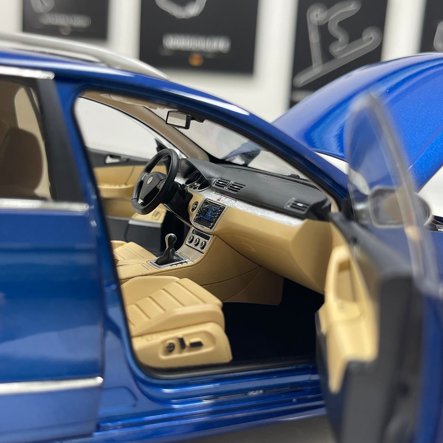 NZG 1/18 Volkswagen Passat R36 wagon Biscay Blue alloy model car