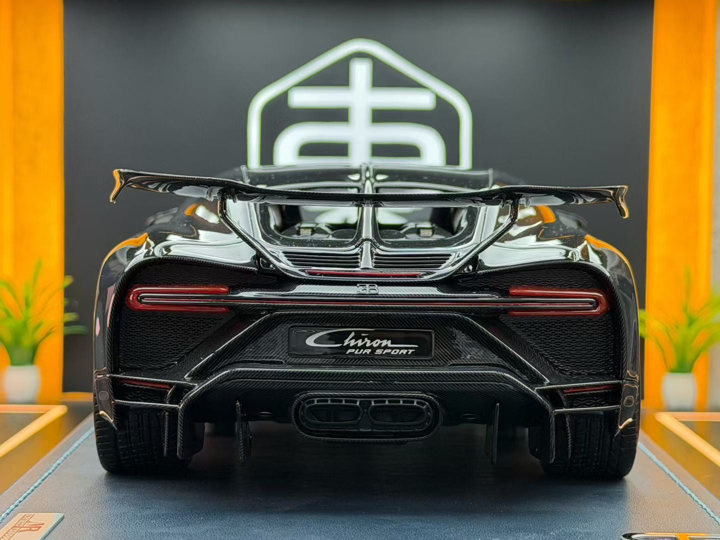 MR 1:18 Bugatti Chiron Pur Sport Full Carbon 46/99 DDJ046