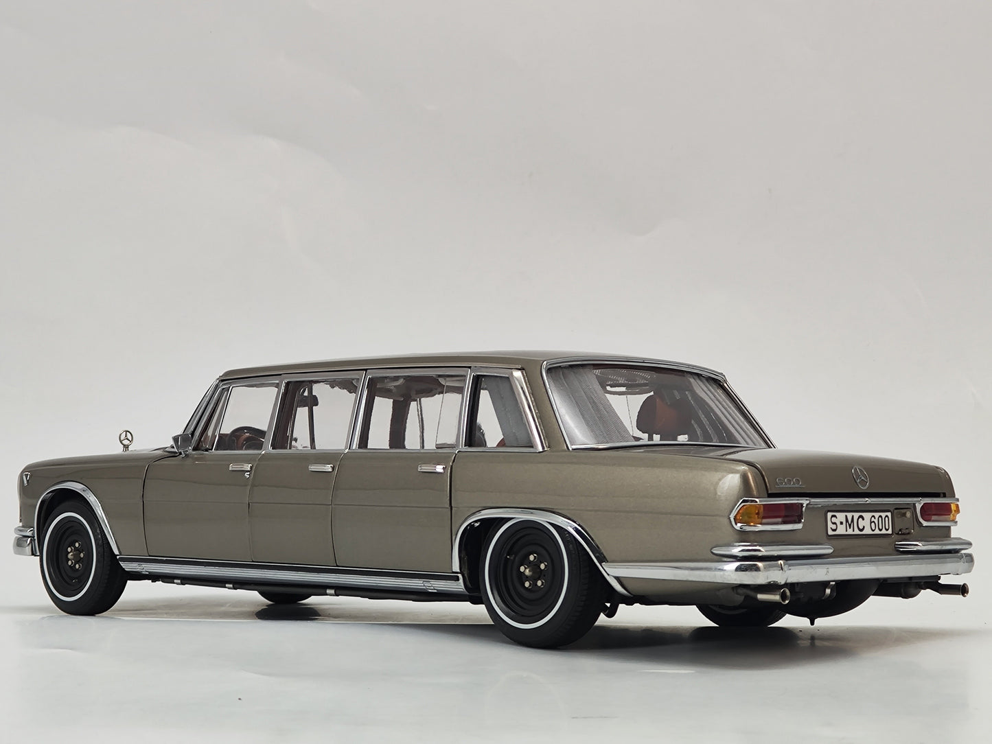 CMC 1/18 Mercedes-Benz Pullman Gold Sunroof Edition Alloy Simulation Car Model Birthday Gift Ornaments