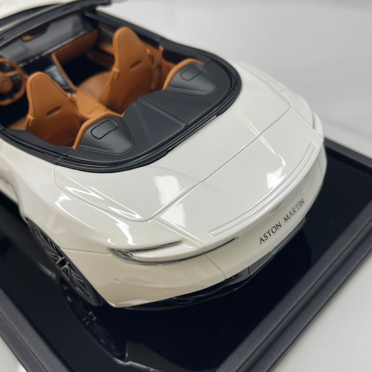 MOTORHELIX 1/18 Aston Martin DB12 Volante (Convertible) - Moonlight White - MH395