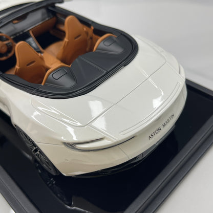 MOTORHELIX 1/18 Aston Martin DB12 Volante (Convertible) - Moonlight White - MH395