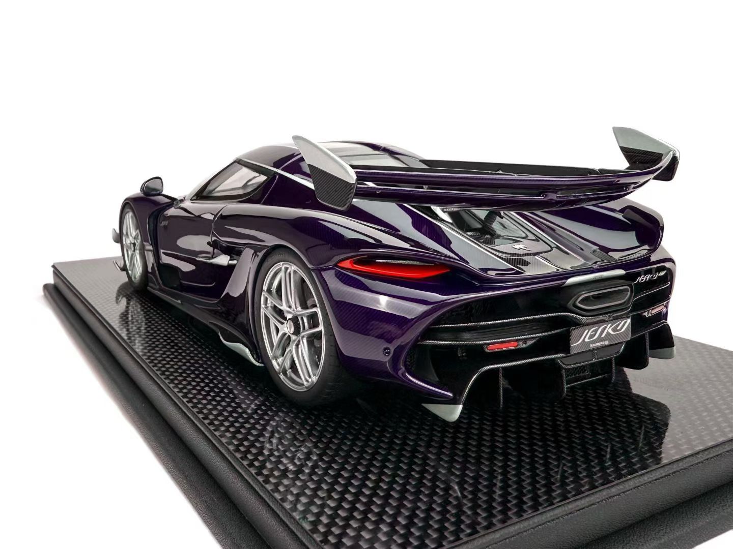 Frontiart 1/18 Koenigsegg Jesko Carbon Purple, limited to 100 units worldwide.