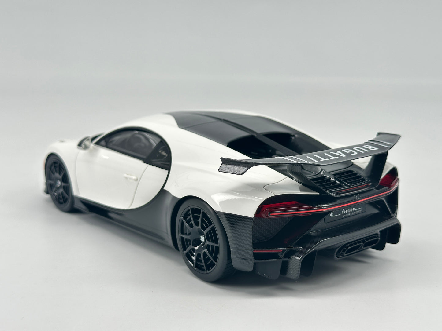 TOPSPEED 1/18 Bugatti CHIRON PUR SPORT #16 White Simulation Car Model