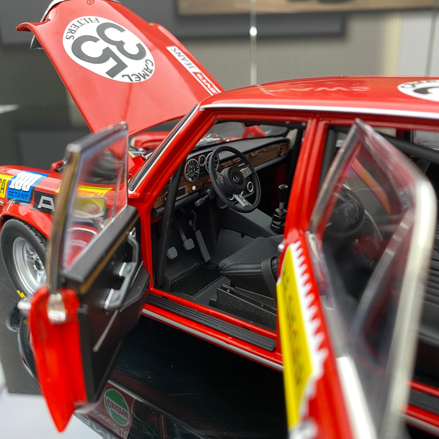 Minichamps 1/18 Benz 300SEL 6.8AMG Red Pig - Modelo de coche de resina, regalo de colección