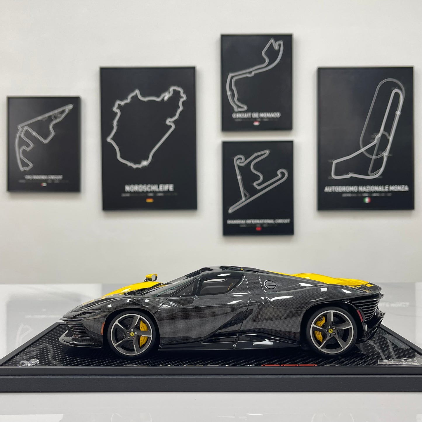 BBR 1/18 Ferrari Daytona SP3 Red Box Edition Modena Yellow + Black Carbon Fiber P18224TMOCH