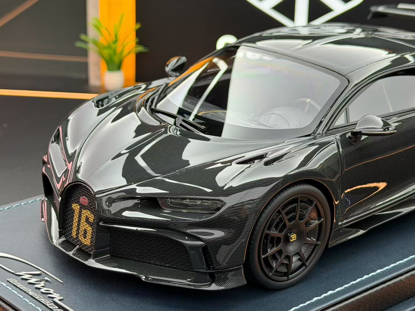 MR 1:18 Bugatti Chiron Pur Sport Full Carbon 46/99 DDJ046