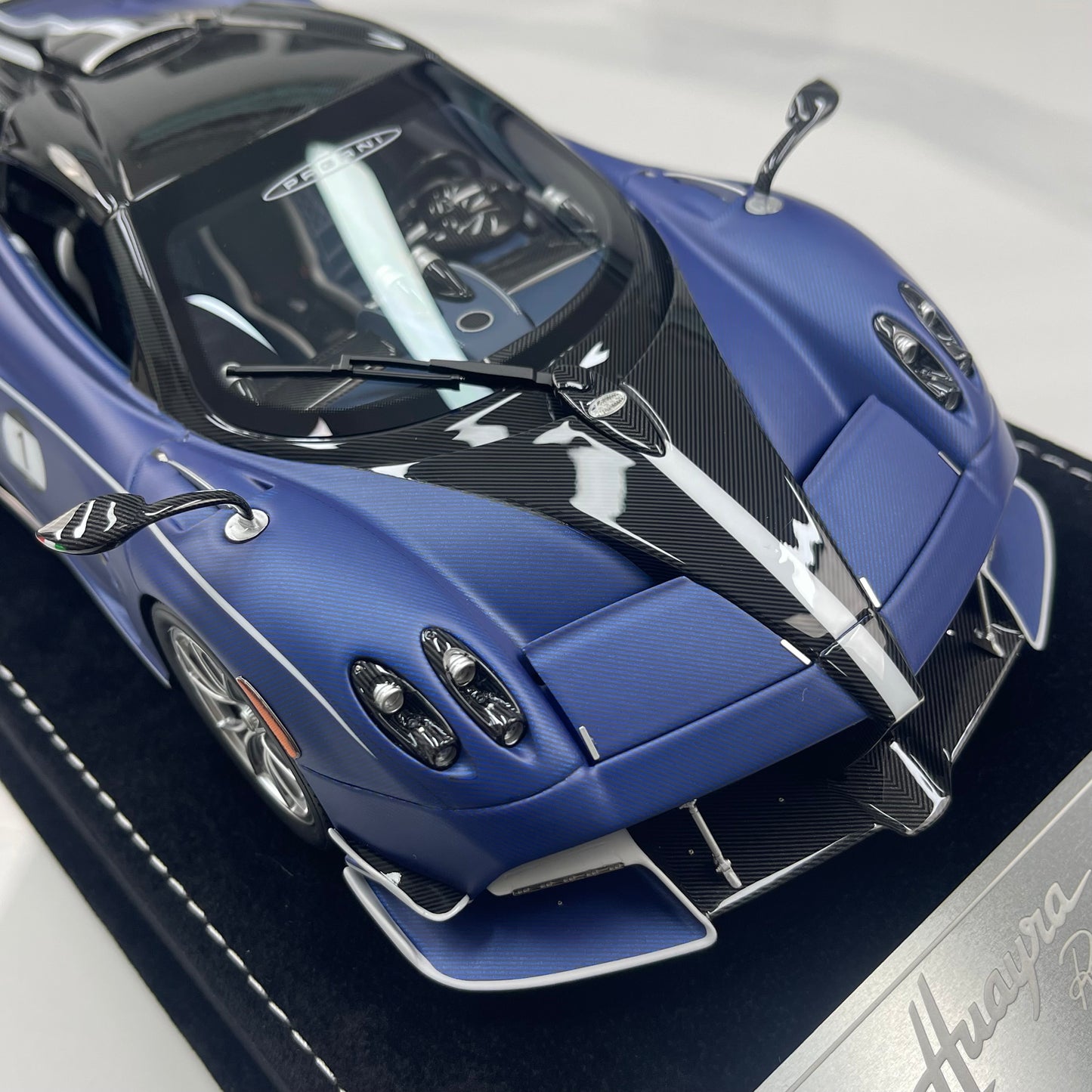 HH Model 1/18 Pagani Huayra – Matte Blue & Carbon Black (HH663)