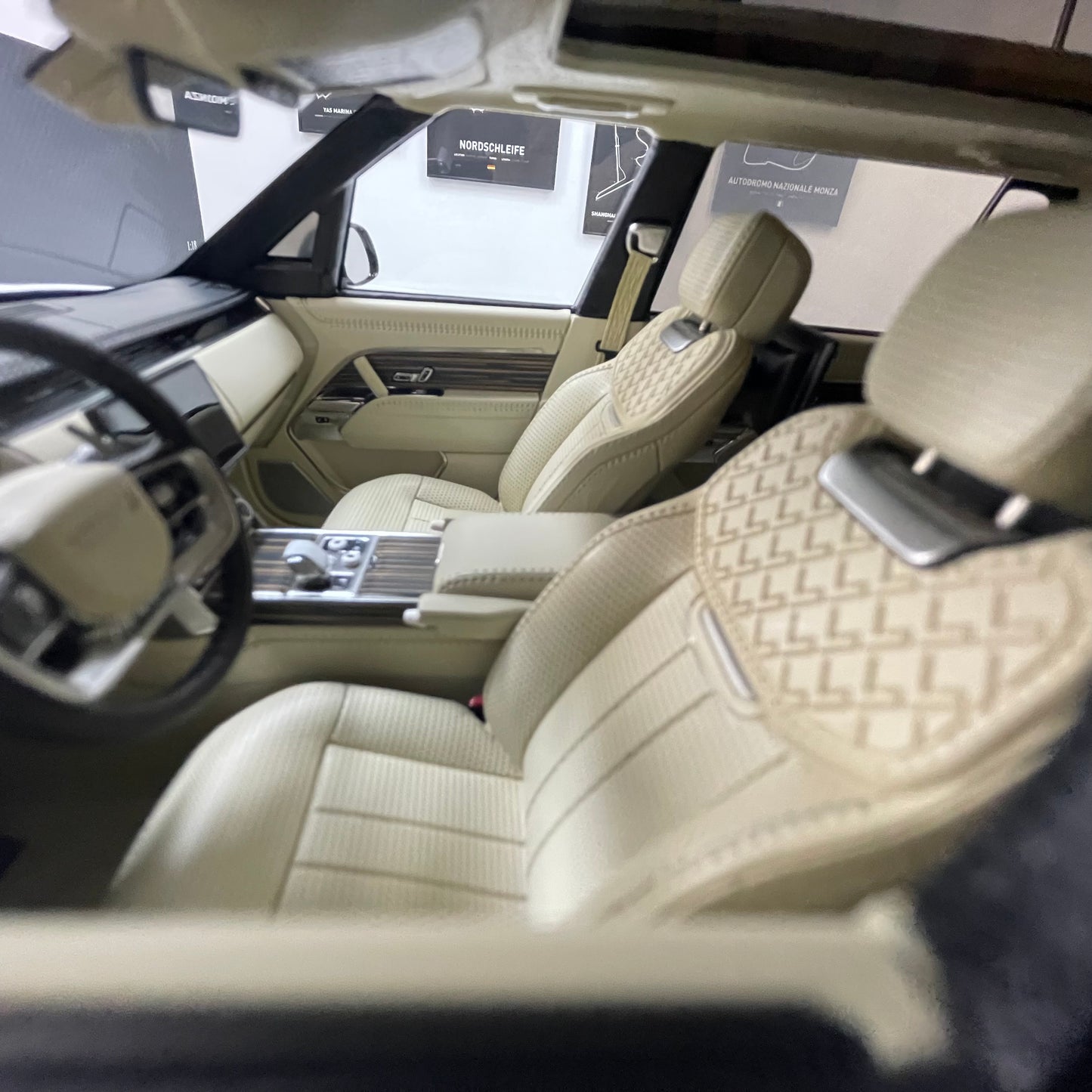 BBA MODEL 1/18 Land Rover Range Rover SVAutobiography Long Wheelbase — White Resin Model Car