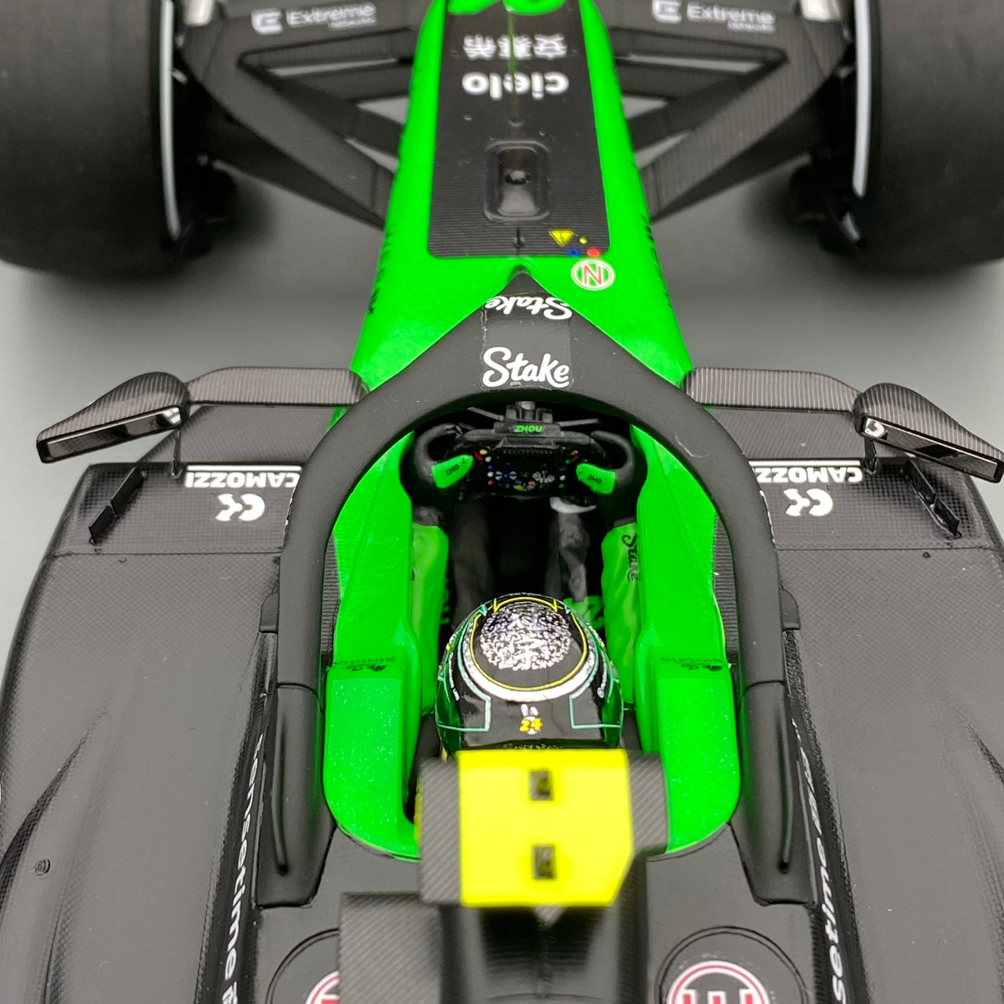 SPARK 1/18 Alfa Romeo Stake Sauber F1 C44 Zhou Guanyu Green Car Model