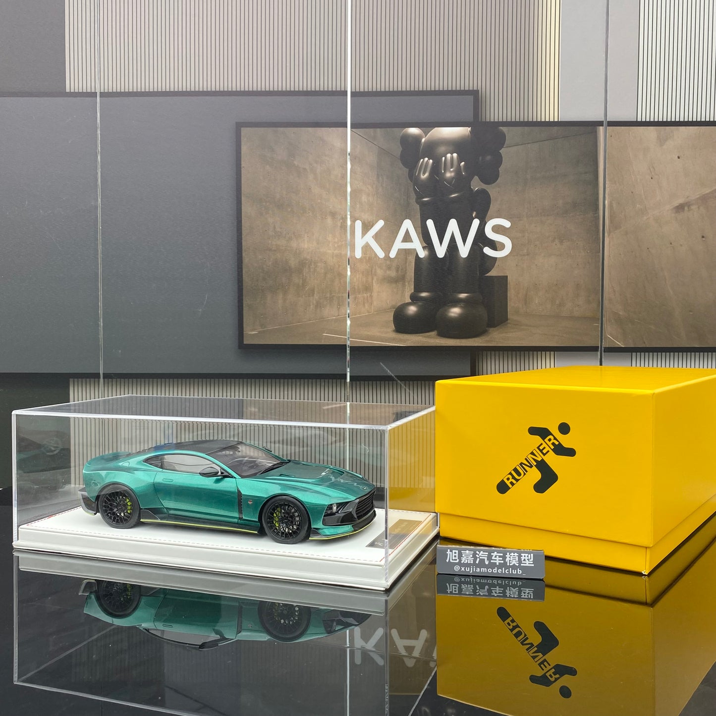 RUNNER 1/18 Aston Martin Valour Simulation Car Model Collection