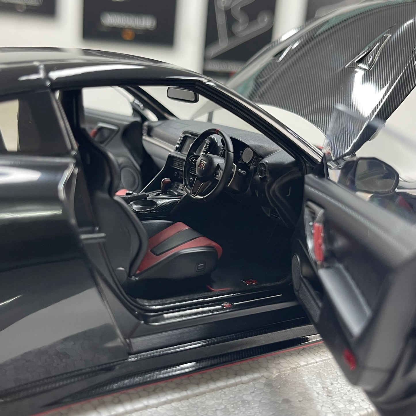 MOTORHELIX 1/18 Nissan GT-R NISMO (R35) Special Edition 2022 – Meteor Flake Black (MH379)