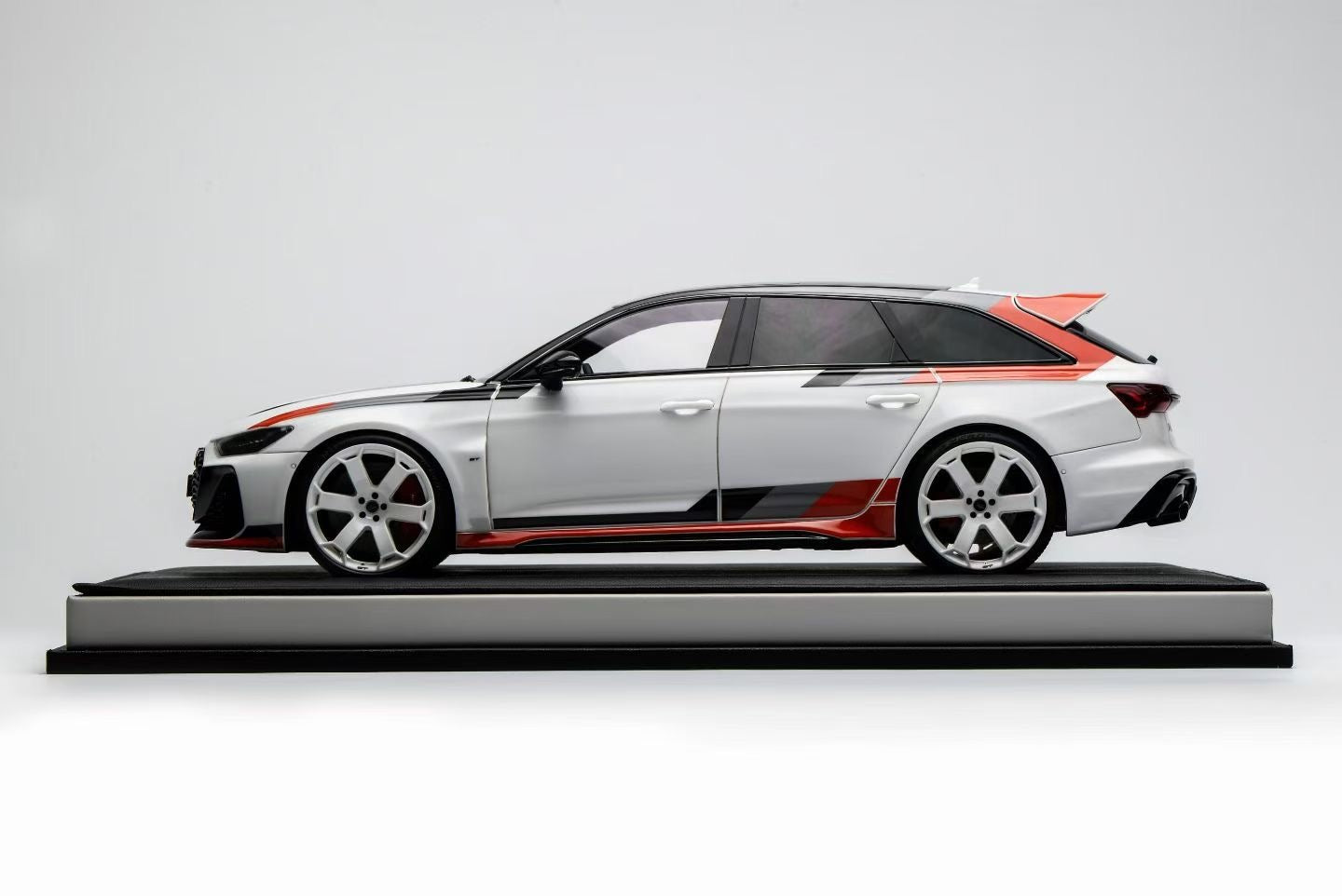 MOTORHELIX 1/18 Audi RS6 Avant GT Car Model