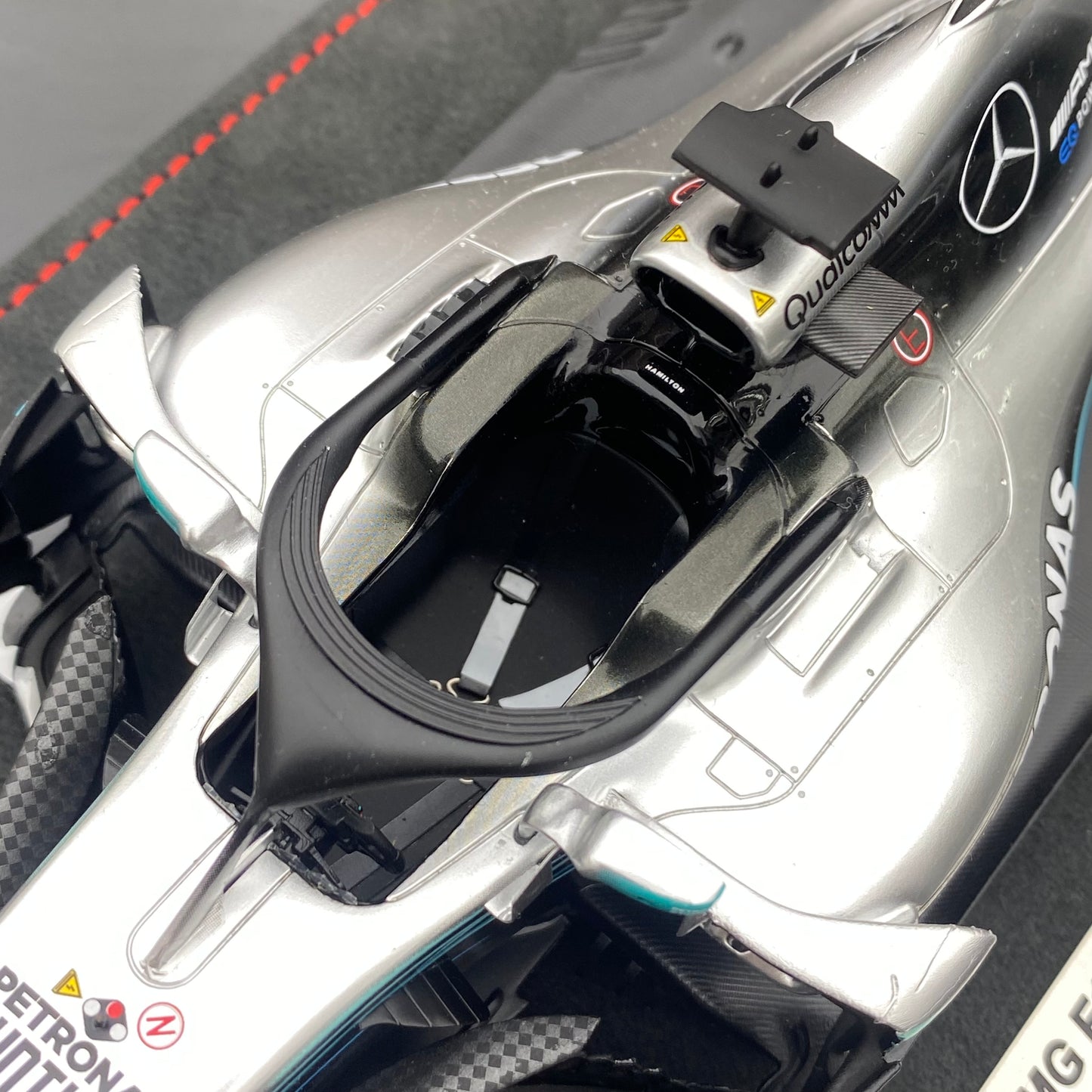 Spark 1/18 Mercedes-AMG F1 Team W09 2018 Brazil Grand Prix Victory No. 44 Hamilton Buonarte Special Edition Silver Paint Simulation Car Model