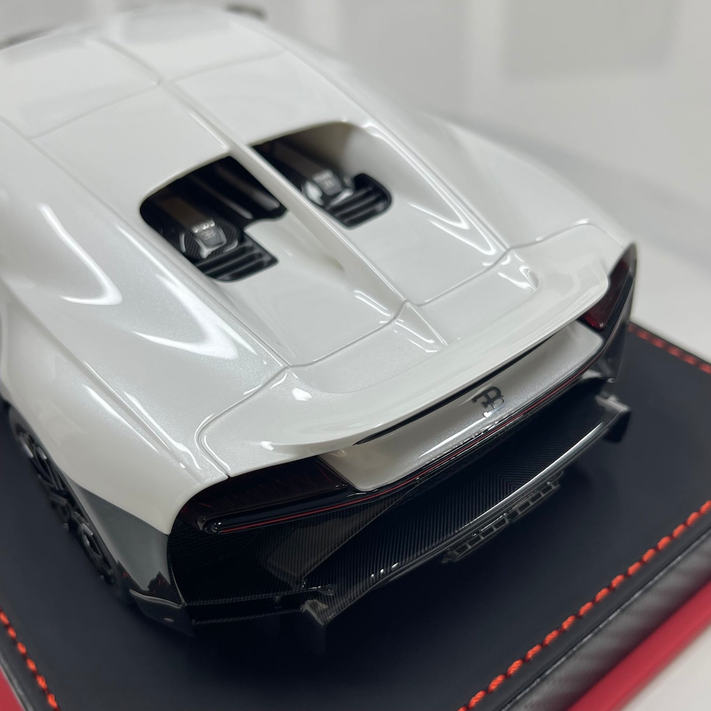 BBA MODEL 1/18 Bugatti Chiron Profilée – Black & White Panda