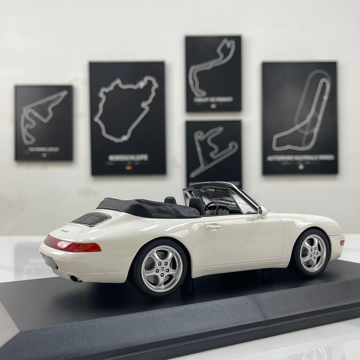 MINICHAMPS 1/18 Porsche 911 (993) Cabriolet White 155061131