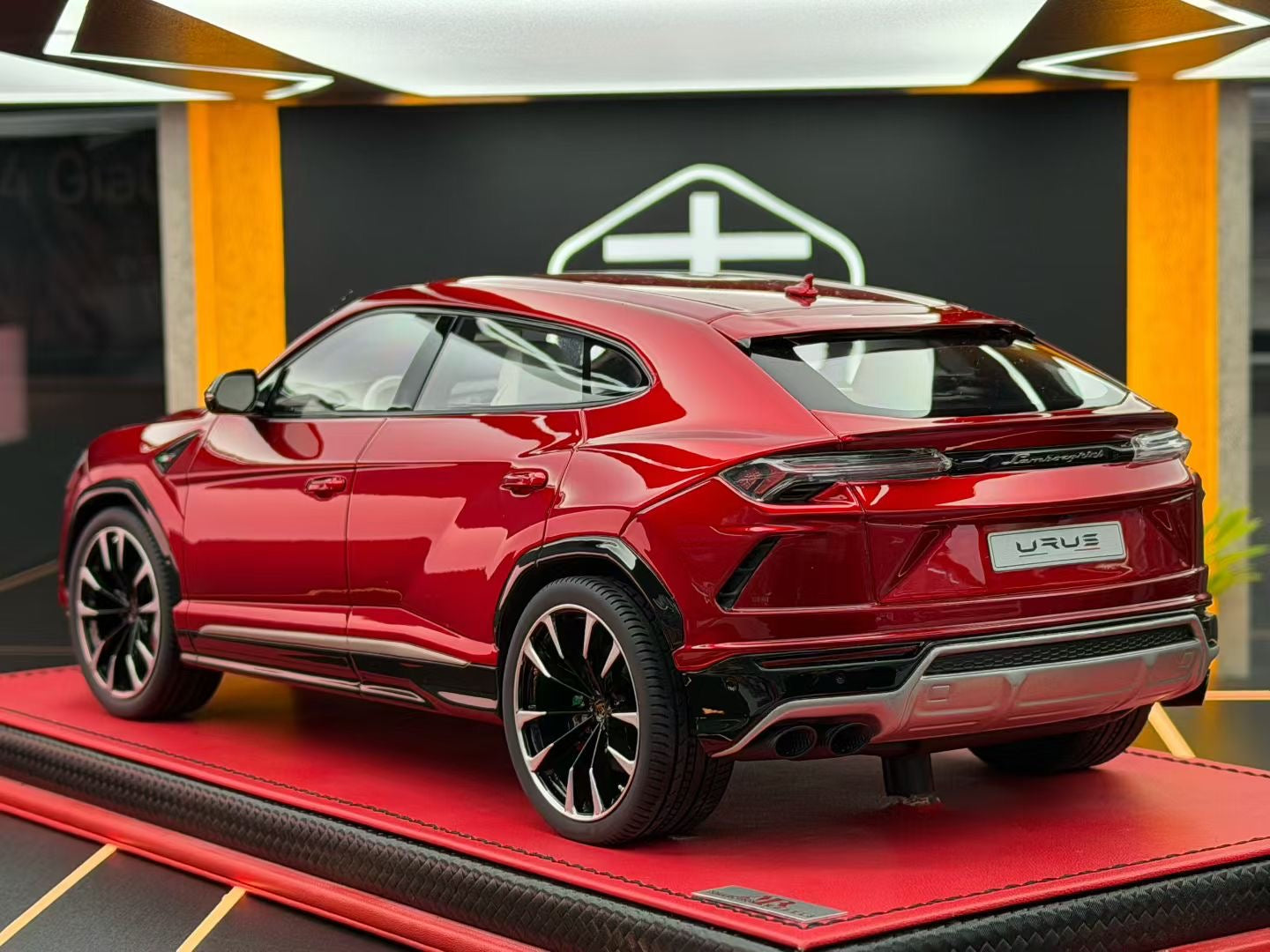 MR 1:18 Lamborghini URUS 02/05 DDJ039