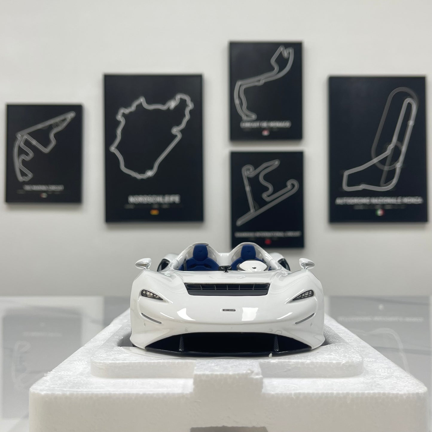 LCD 1/18 McLaren Elva Die-cast Model – Pearlescent White with Blue Interior (LCD18015-WH)