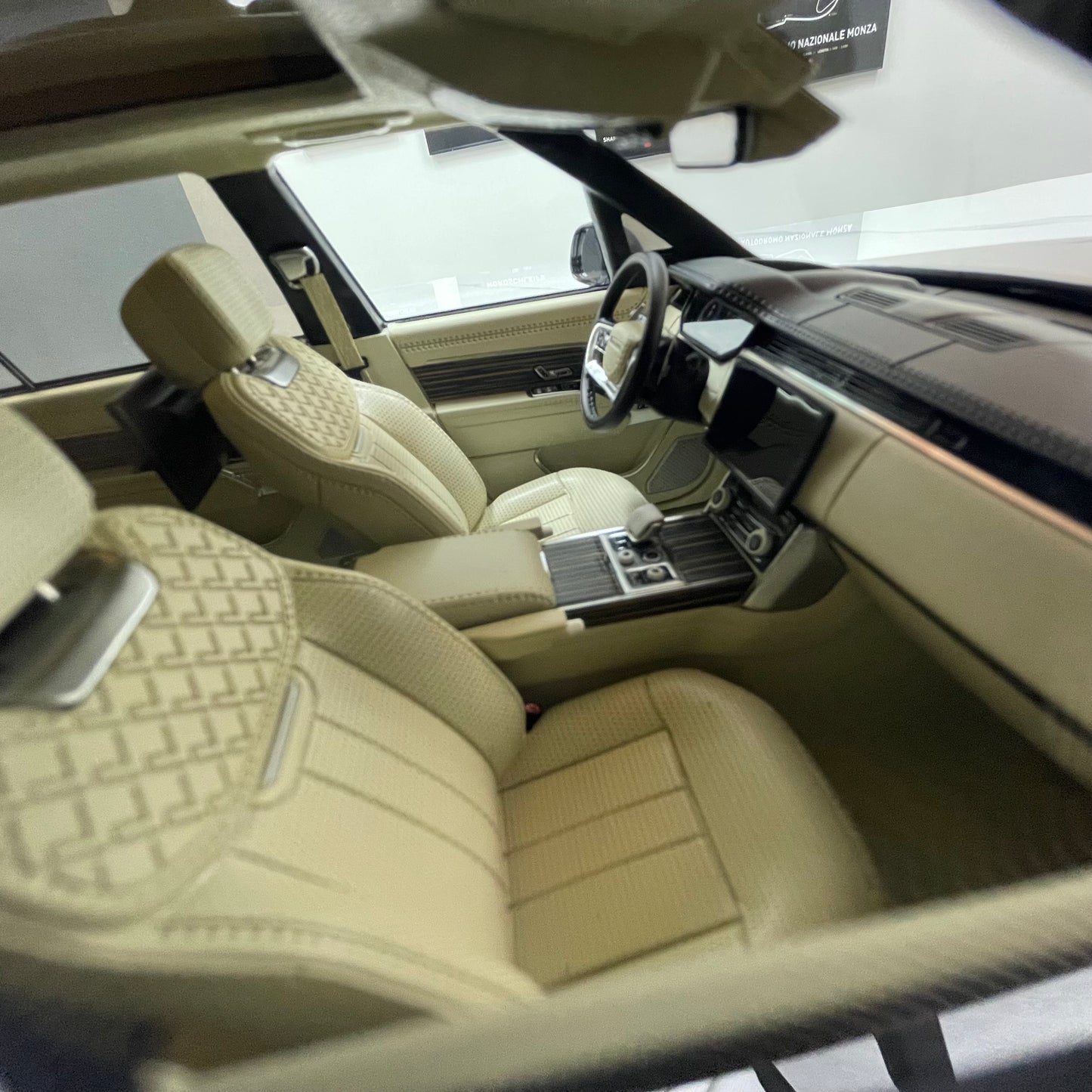 BBA MODEL 1/18 Land Rover Range Rover SVAutobiography Long Wheelbase — White Resin Model Car