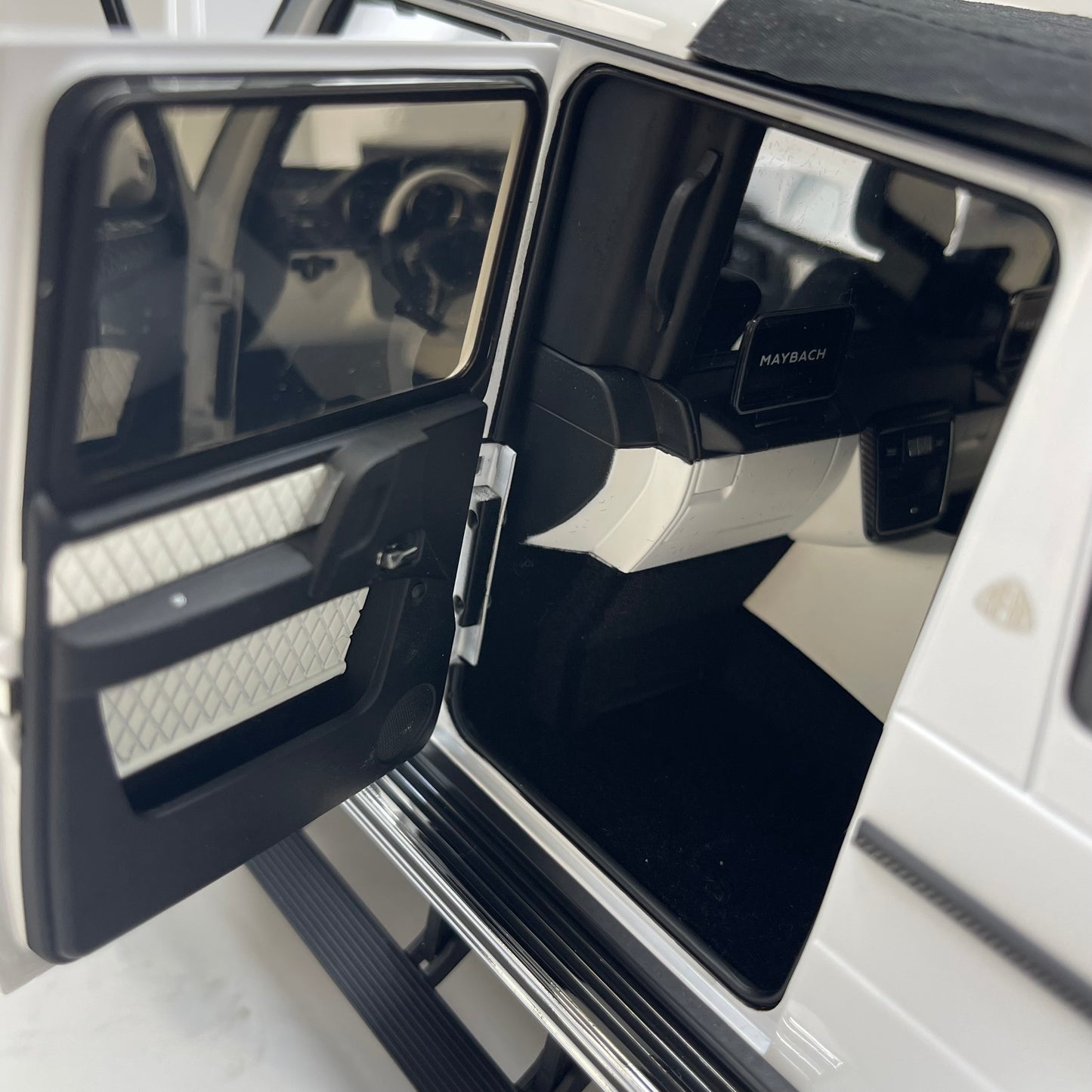 Almost Real 1/18 Mercedes-Benz G 650 Landaulet – Metallic White (820213)