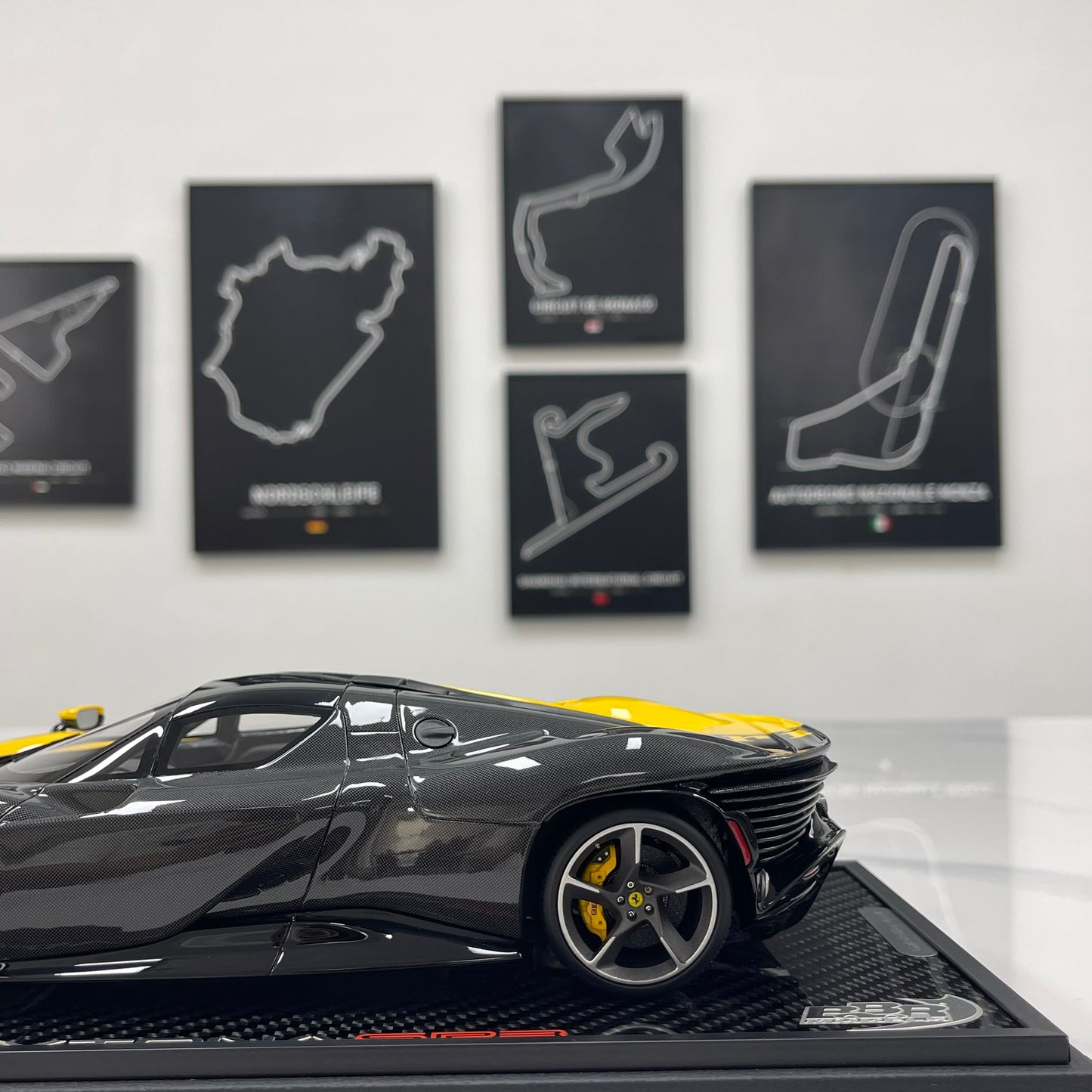 BBR 1/18 Ferrari Daytona SP3 Red Box Edition Modena Yellow + Black Carbon Fiber P18224TMOCH