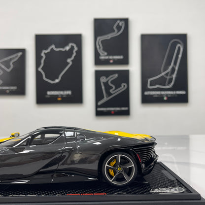 BBR 1/18 Ferrari Daytona SP3 Red Box Edition Modena Yellow + Black Carbon Fiber P18224TMOCH