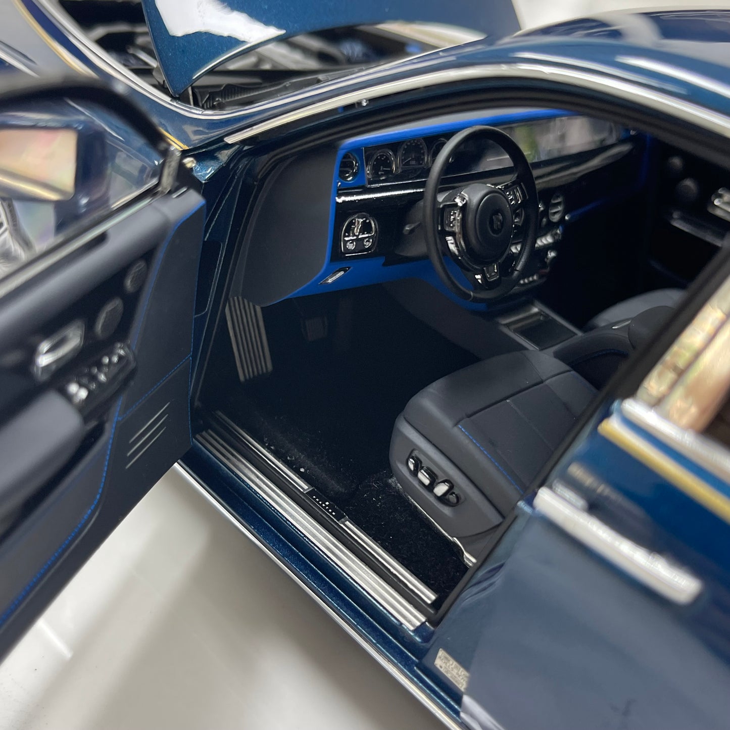 ZP 1/18 Rolls-Royce Phantom VIII (Gold Badge / Leather Suitcase Edition) – Pikes Peak Blue (ZP118)