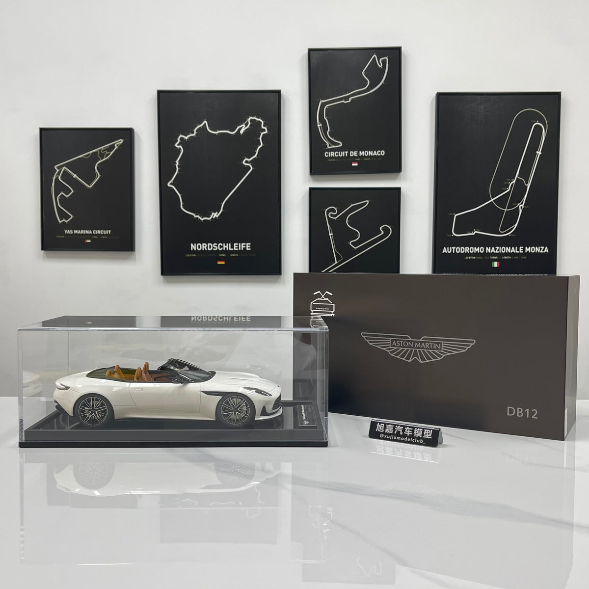MOTORHELIX 1/18 Aston Martin DB12 Volante (Convertible) - Moonlight White - MH395