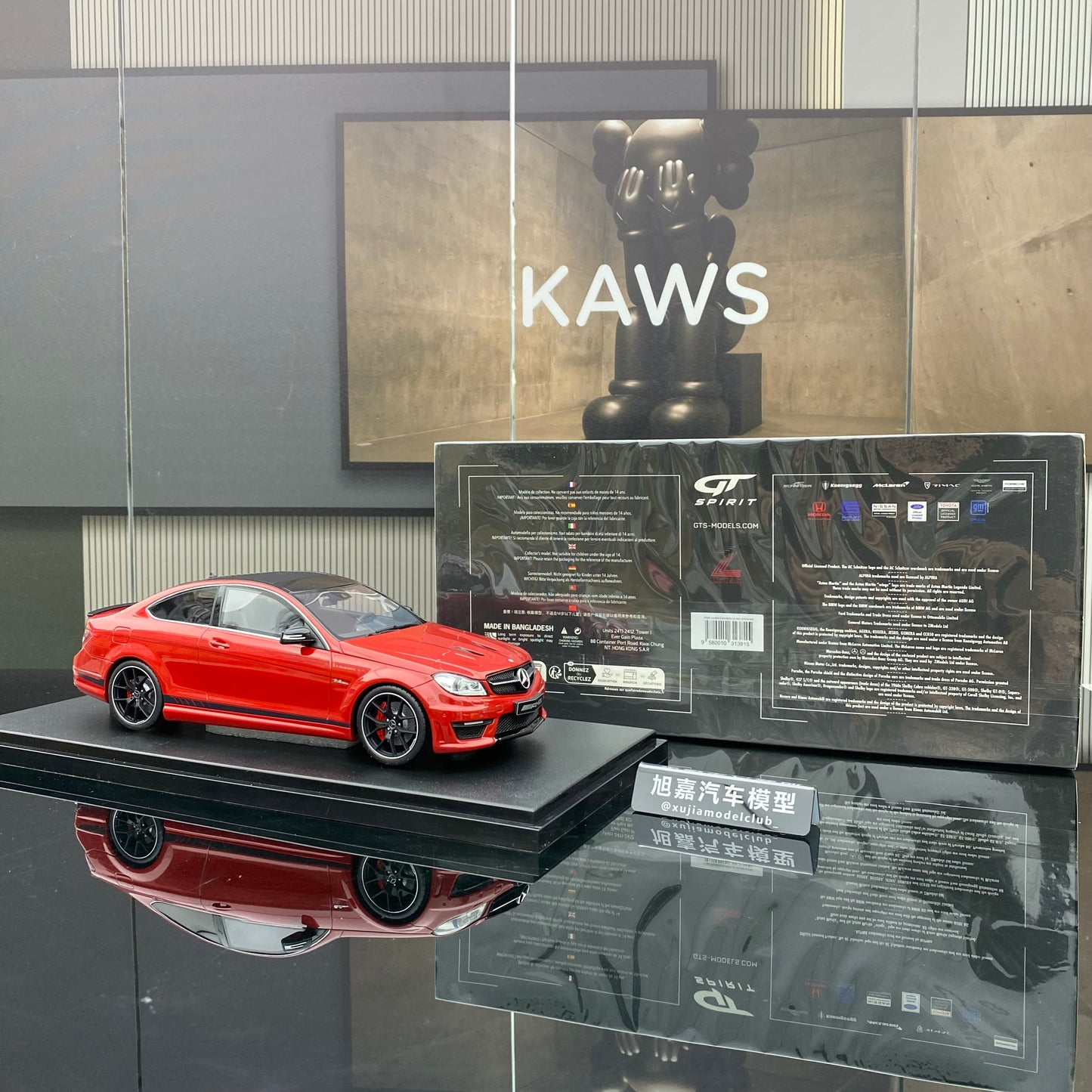Colección de adornos de resina roja sellada del Mercedes-Benz C63 AMG GT Spirit 1/18